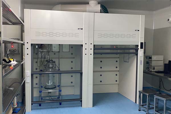 實驗室高效解決方案：走入式通風(fēng)柜定制指南與行業(yè)應(yīng)用
